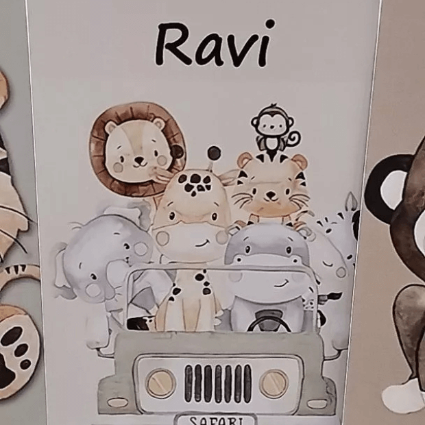 Kit Quadros Decorativos Safari Baby Infantil Personalizado Com Nome + Faixa Adesiva de Parede - "Poli Lar"