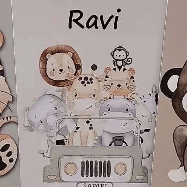Kit Quadros Decorativos Safari Baby Infantil Personalizado Com Nome + Faixa Adesiva de Parede - "Poli Lar"