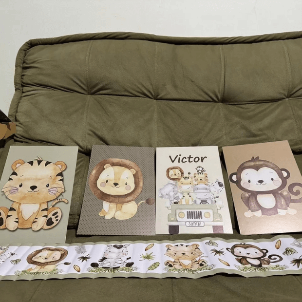 Kit Quadros Decorativos Safari Baby Infantil Personalizado Com Nome + Faixa Adesiva de Parede - "Poli Lar"